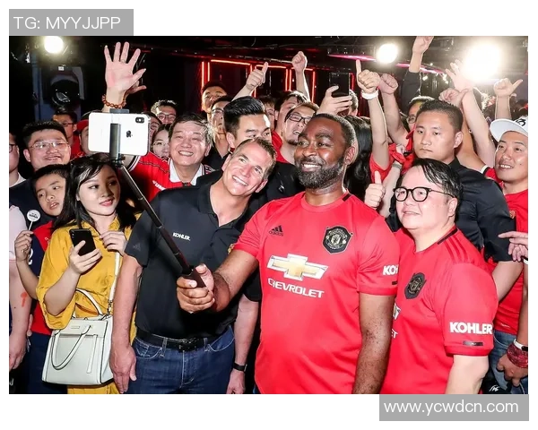 足球明星与球迷互动意外事件引发热议手机被打飞瞬间成焦点